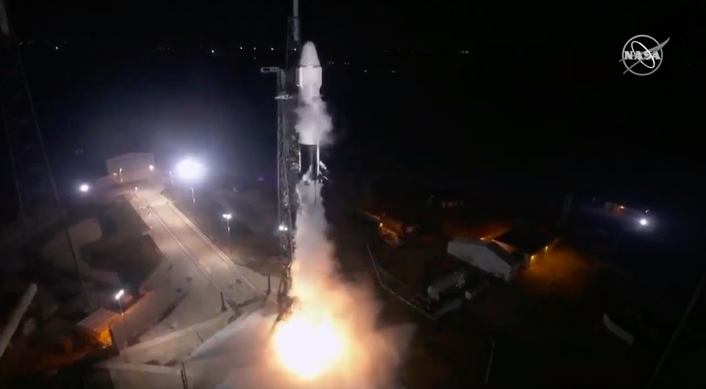 Image of Falcon 9 launching Dragon cargo spacecraft to ISS